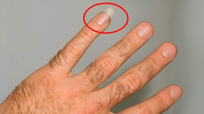Divers styles modernes d'ongles longs portés par des hommes