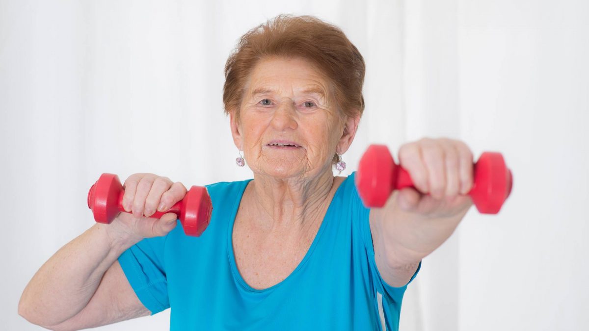 Photo d'une personne âgée faisant des exercices de renforcement musculaire