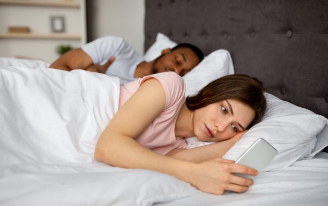 Femme regardant son téléphone