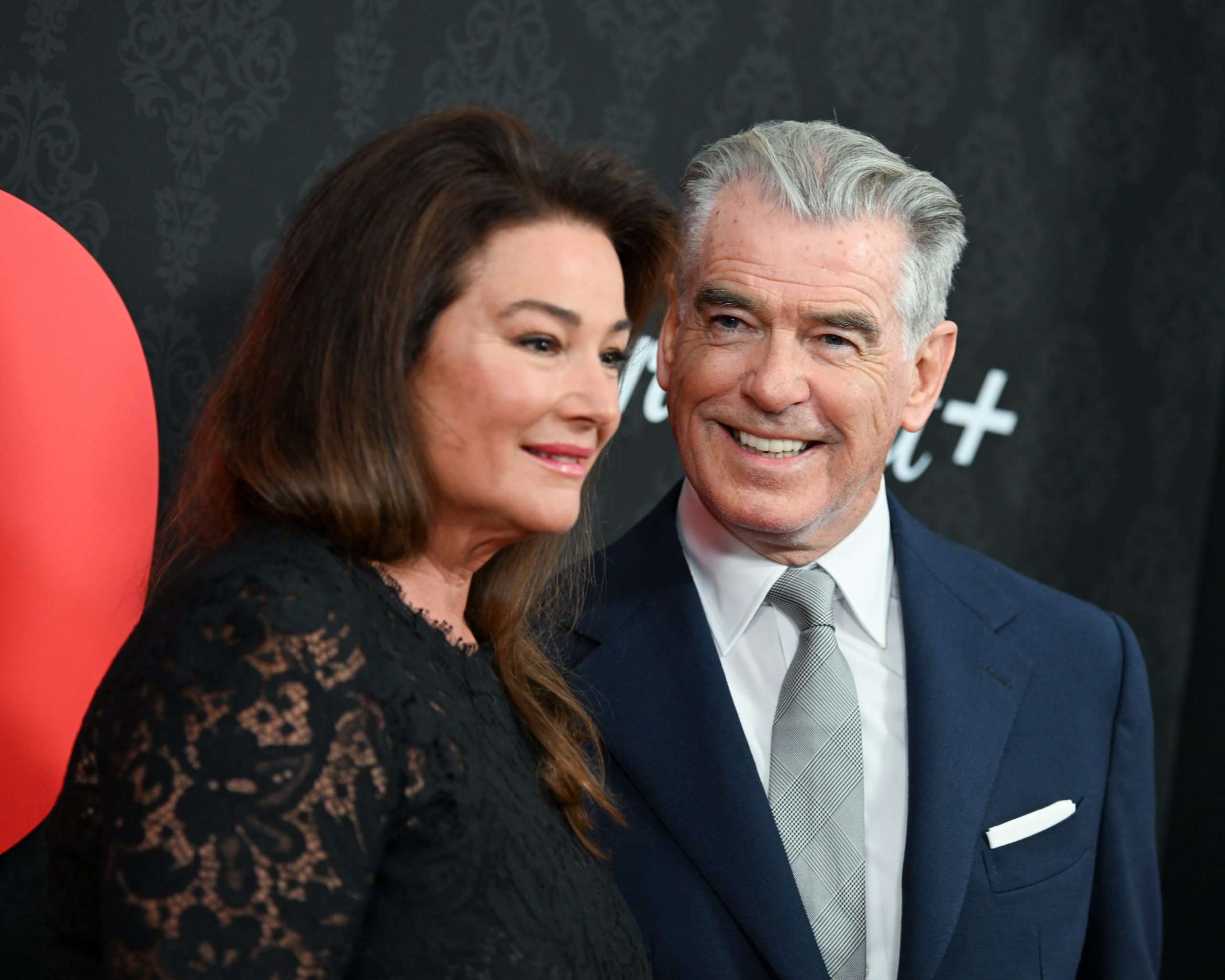 Pierce Brosnan et Keely Shaye Smith affichant un sourire complice lors d'un événement public