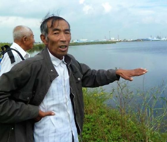 Groupe de villageois discutant ensemble