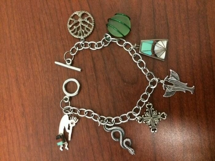 Bracelet à breloques créé à partir de boucles d'oreilles recyclées