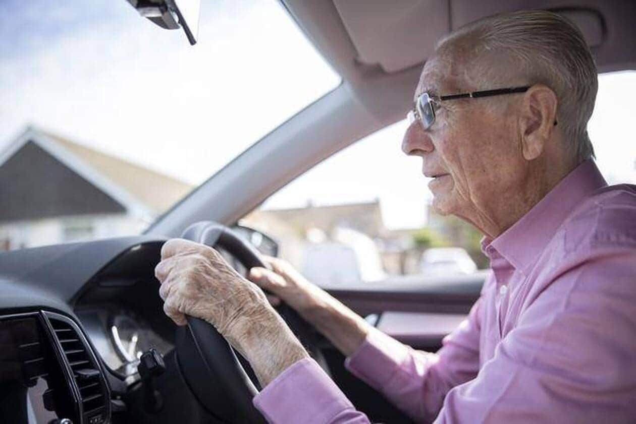 Personne âgée conduisant une voiture