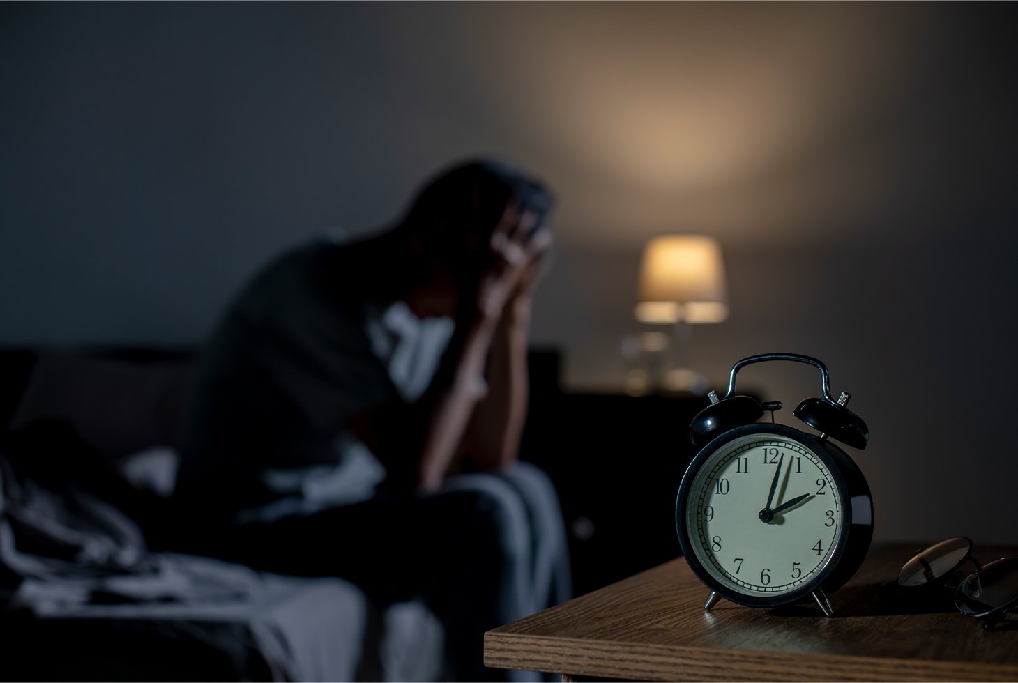 Femme se levant la nuit pour aller aux toilettes
