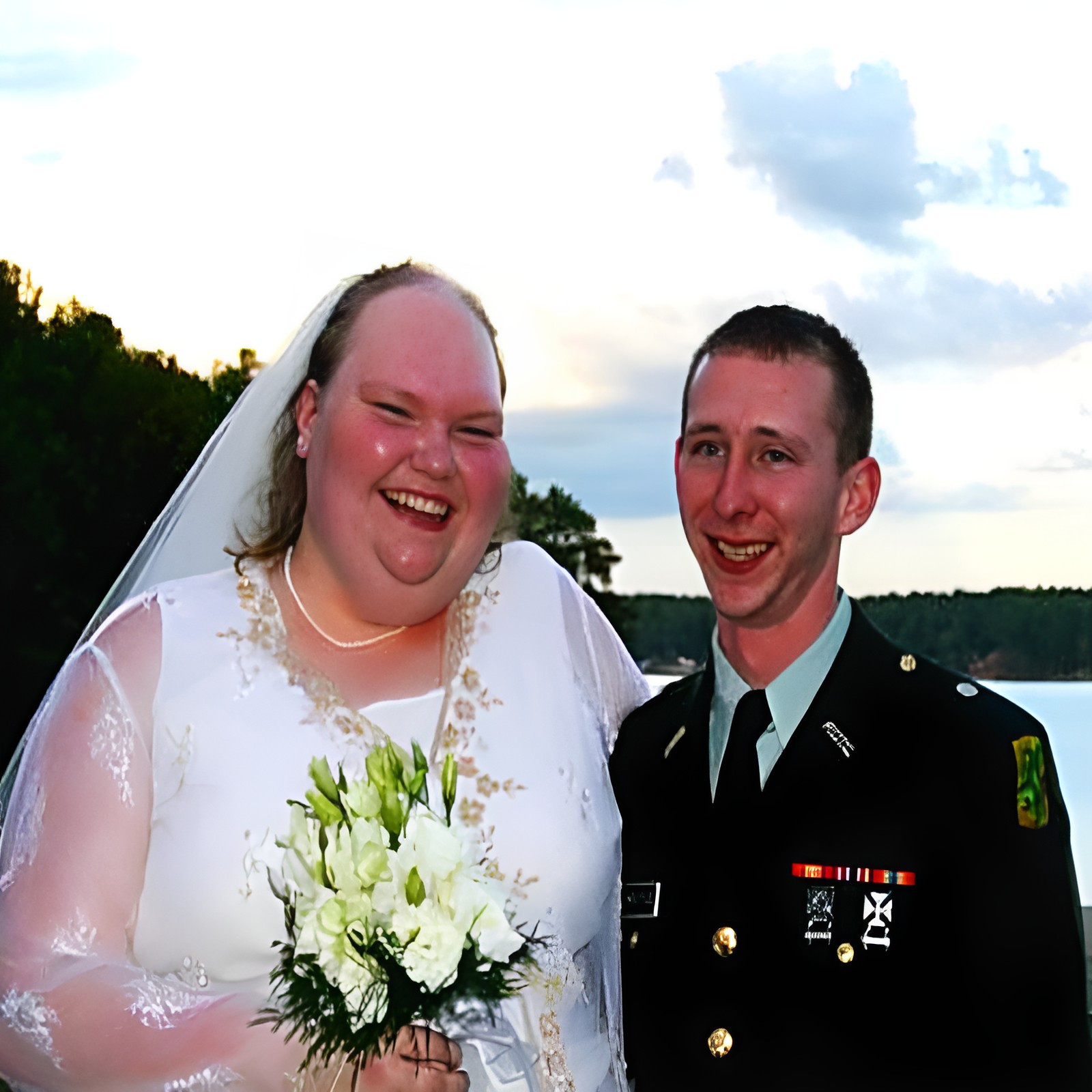 Emma et Chris, couple souriant lors de leur journée de mariage