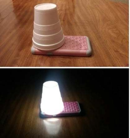 Lampe improvisée avec un gobelet et un smartphone