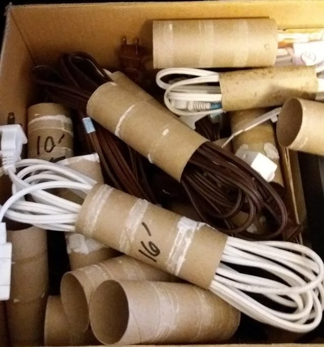 Organisateur de câbles fabriqué avec des rouleaux de papier toilette