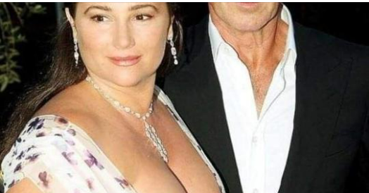 Pierce Brosnan et Keeley Shaye Smith échangeant un regard complice