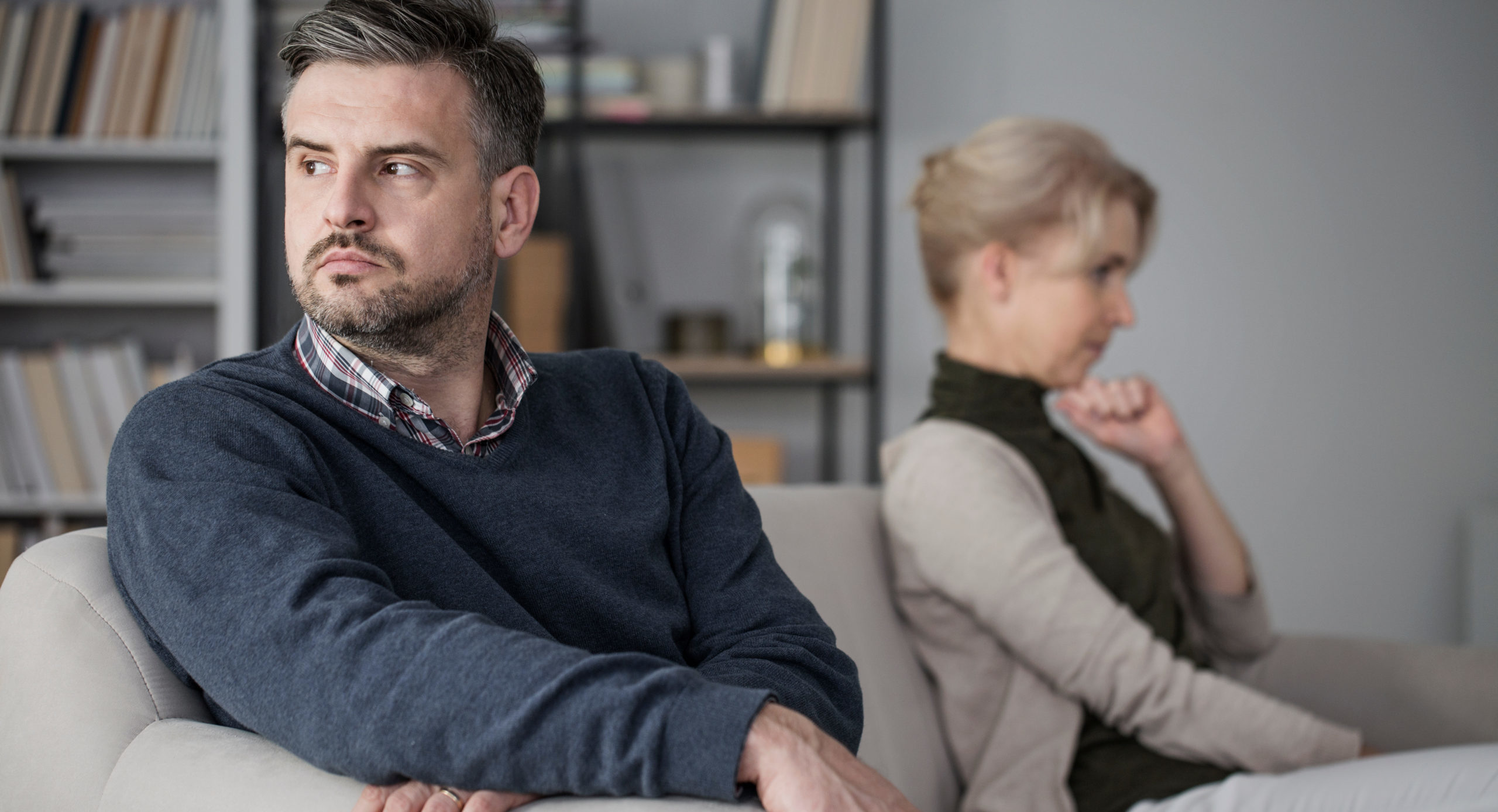 Homme tenté devant une situation ambiguë