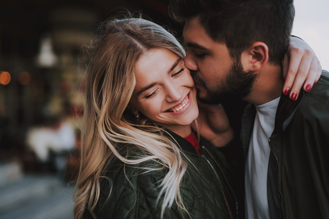 Un couple marchant main dans la main, complice et moderne