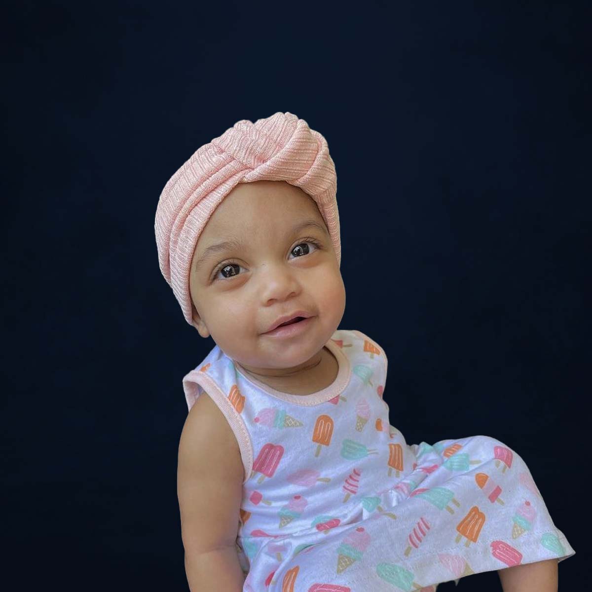 Ayla à deux ans, souriante