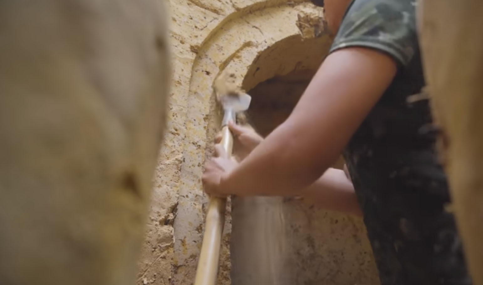 Détail de charpente et aménagements soignés pour stabilité et luminosité