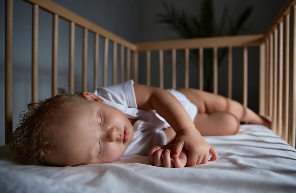 Claire serrant affectueusement la tête de Louna