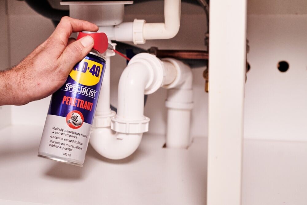 Utilisation du WD-40 sur une voiture