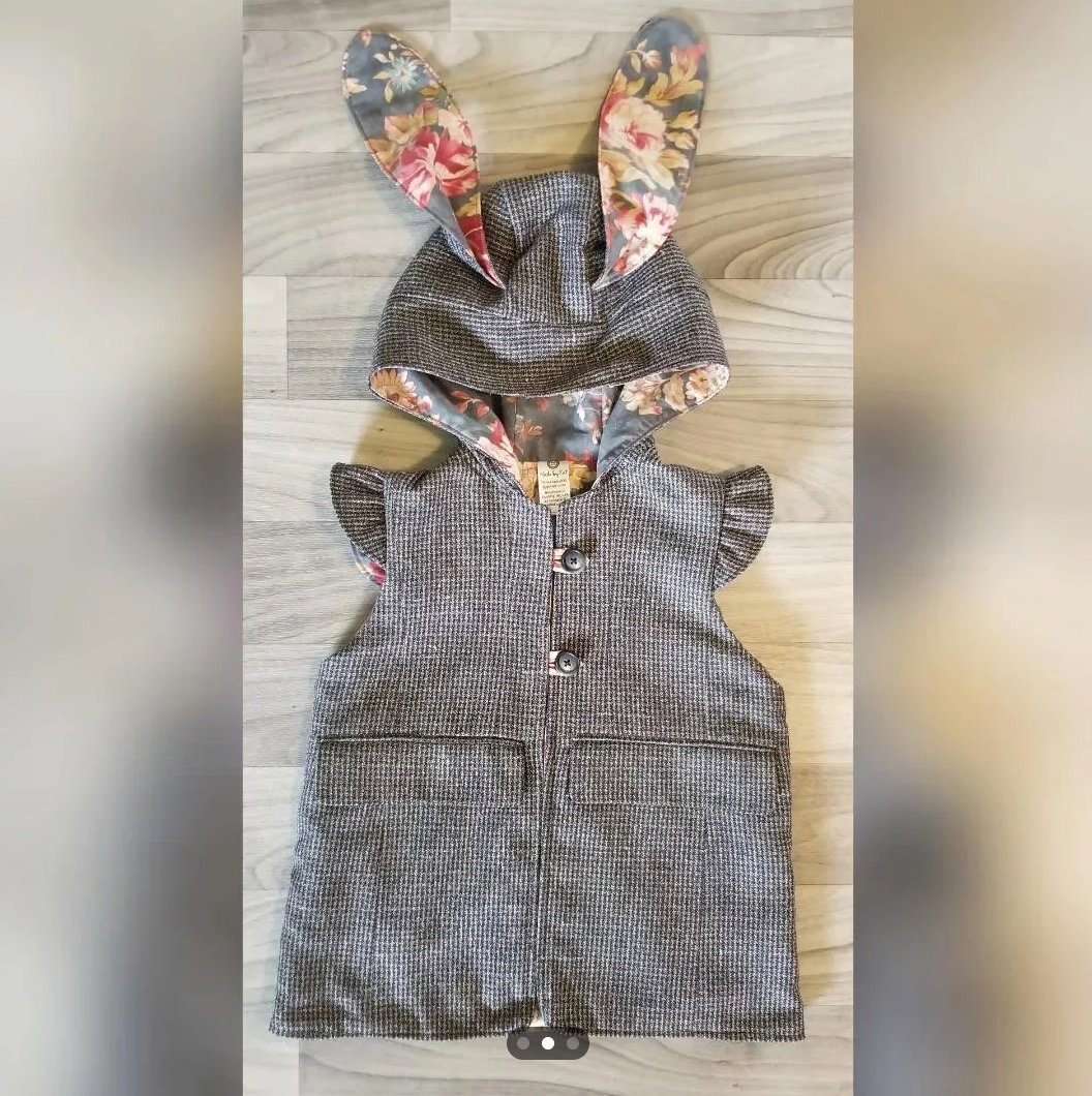 Robe unique créée à partir d'une veste et de rideaux recyclés