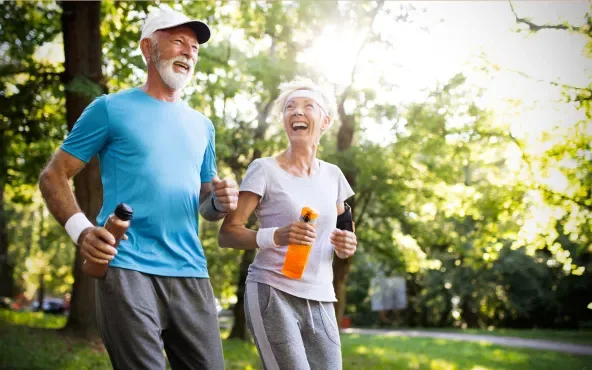 Personne âgée active souriante lors d'une séance de gym adaptée