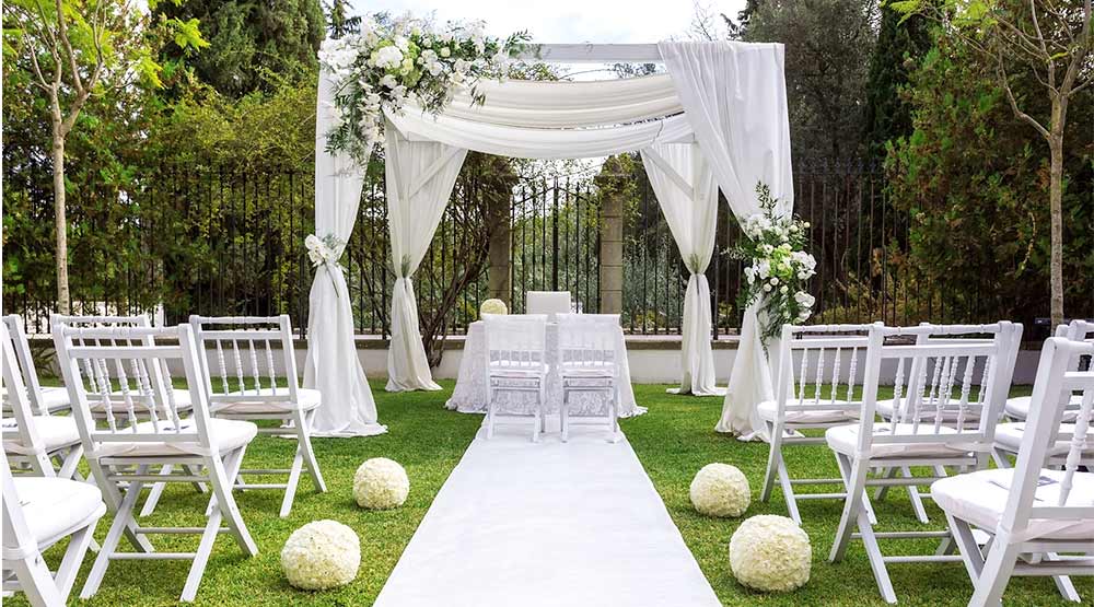 Cérémonie laïque lors d'un mariage en extérieur