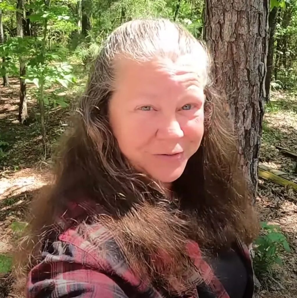 Mama V devant sa caravane rénovée