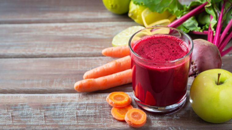Préparation d'un jus vibrant à base de betterave, carotte et pomme