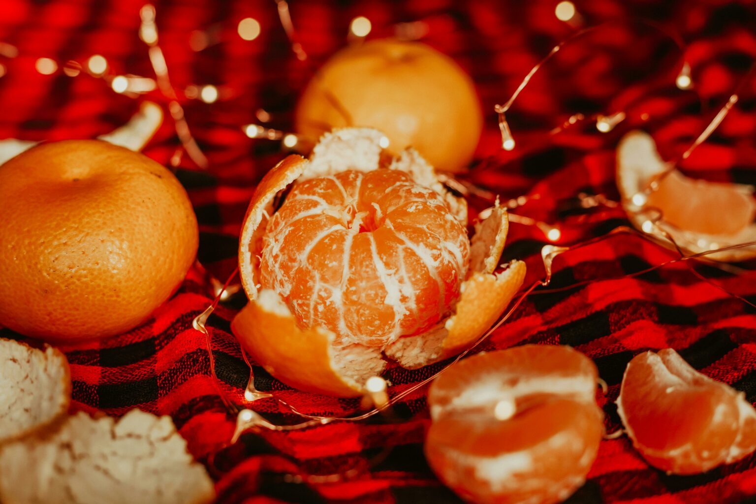 Zestes d'agrumes dans une coupelle