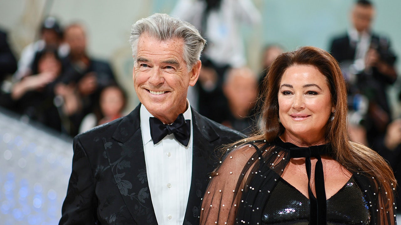 Pierce Brosnan et Keely Shaye Smith marchant ensemble, main dans la main