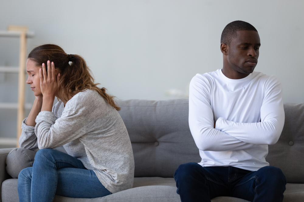 Couple dialoguant de façon apaisée