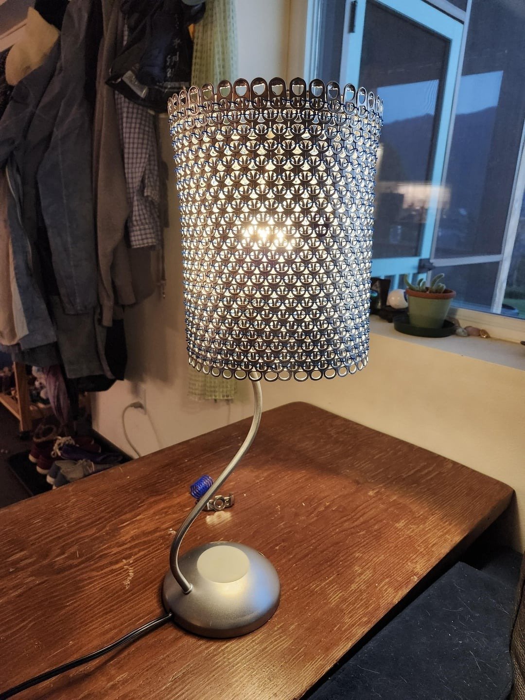 Abat-jour moderne fabriqué à partir de languettes de canette recyclées