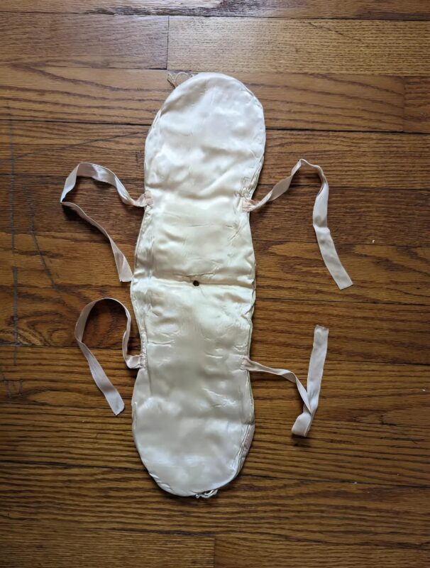 Petit coussin rectangulaire en satin avec ruban