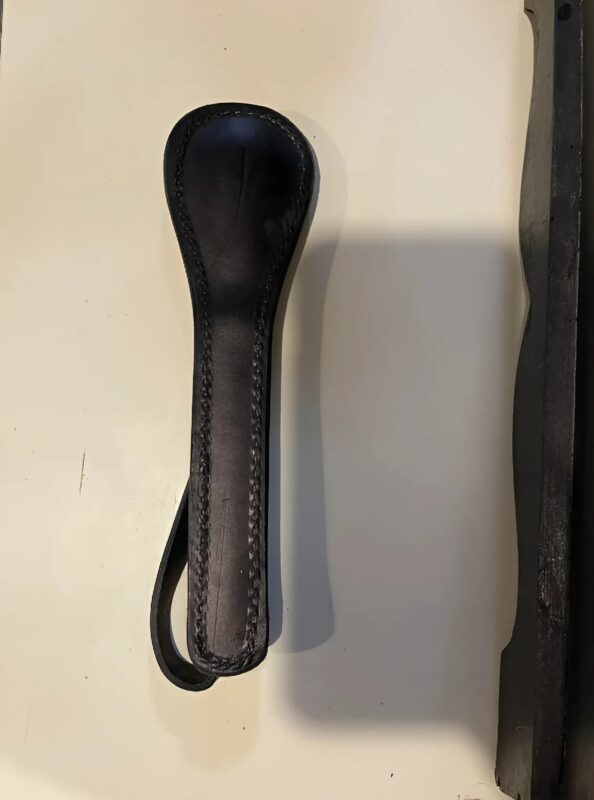 Petite forme ovale en cuir matelassé