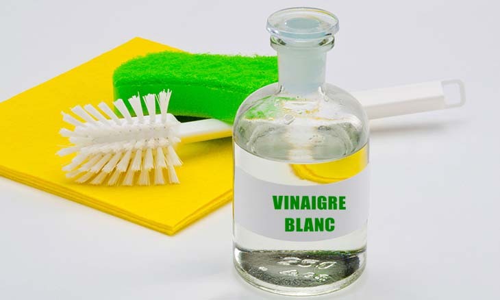 Flacon de vinaigre blanc et chiffon microfibre pour le nettoyage