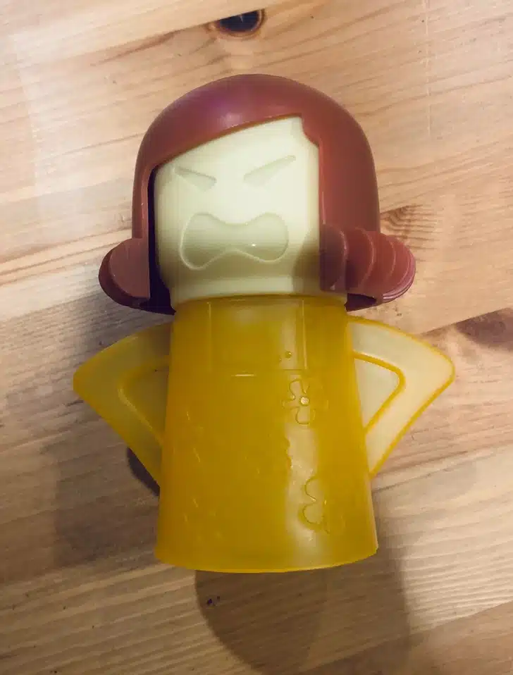 Figurine plastique au visage sévère