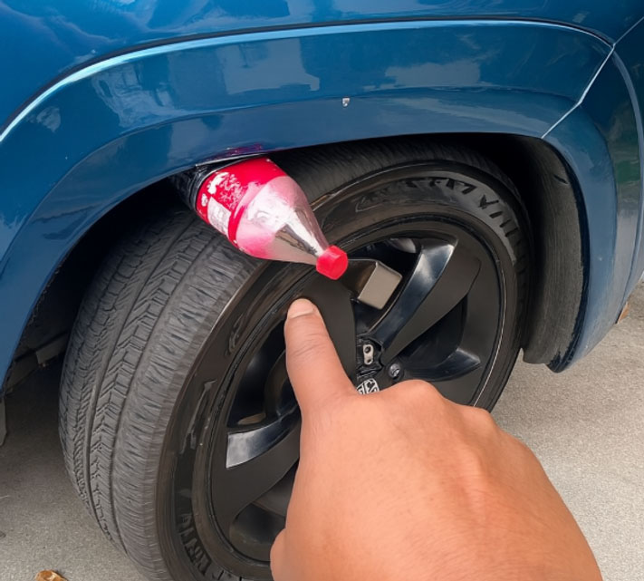Schéma illustrant un objet coincé entre la roue et le châssis d'une voiture