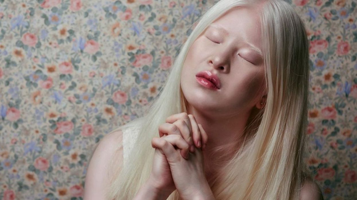 Xueli en campagne publicitaire, visage déterminé