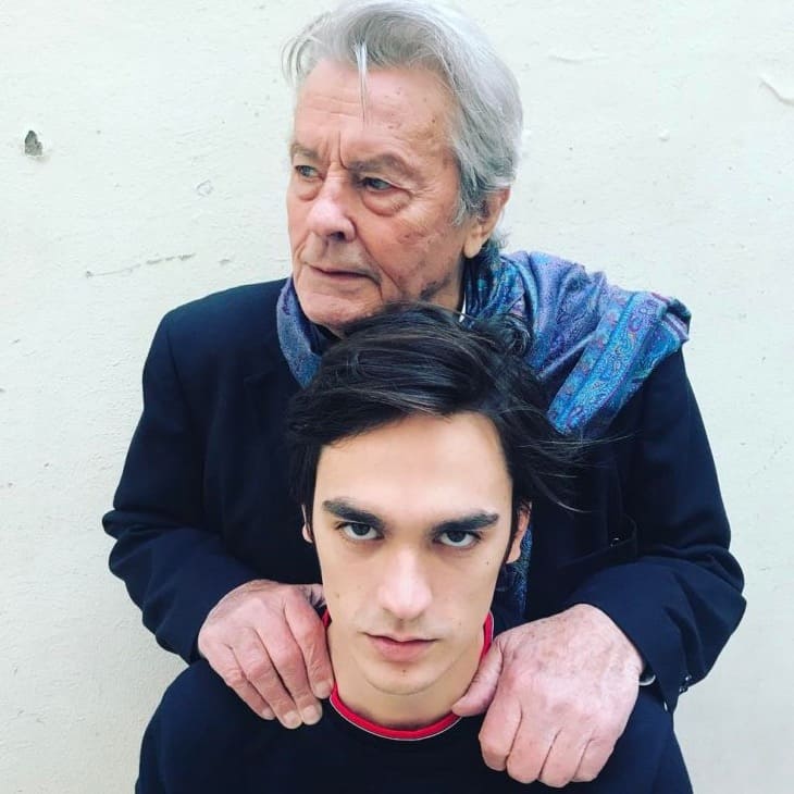 Portrait d'Alain-Fabien Delon mettant en avant sa ressemblance avec son père