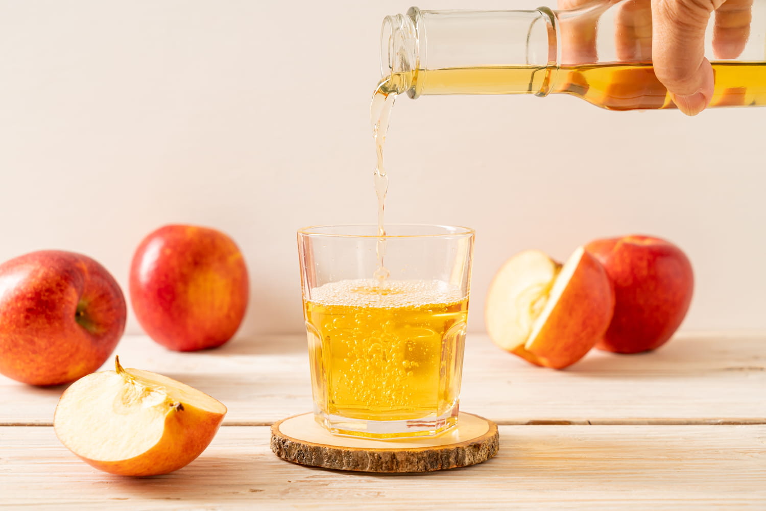Bouteille de vinaigre de cidre de pomme et ses applications