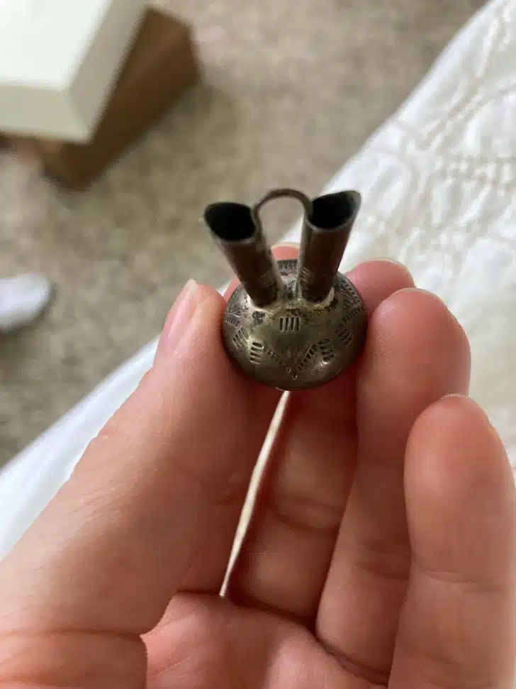 Petit vase argenté avec gravures