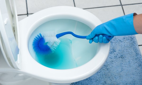 Salle de bain avec des problèmes de propreté