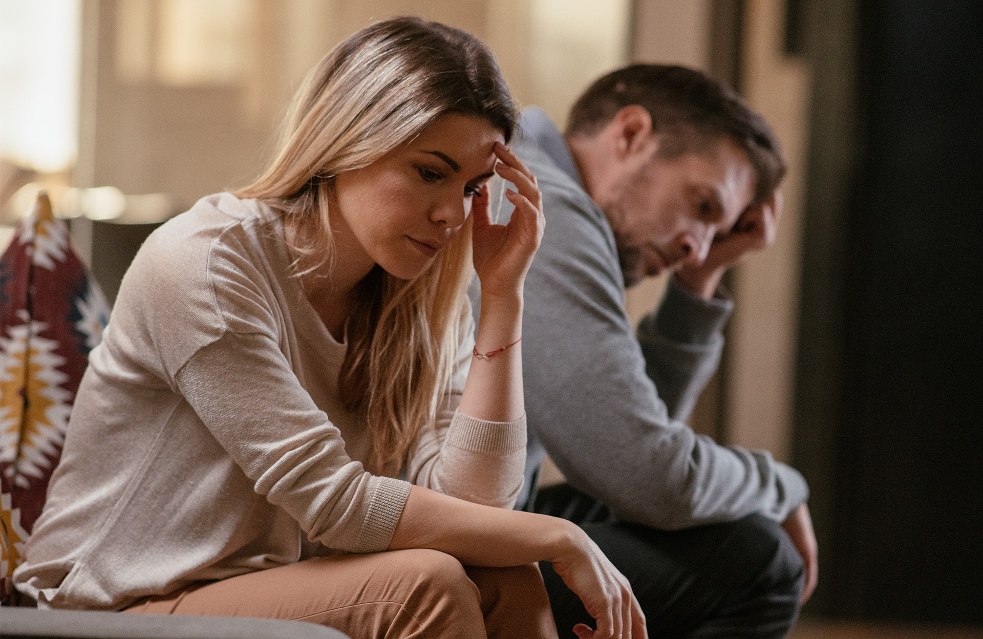 Homme stressé au travail avec des dossiers empilés