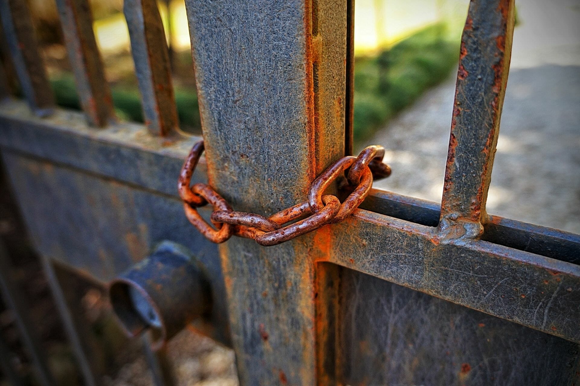Objet métallique rouillé nécessitant un nettoyage