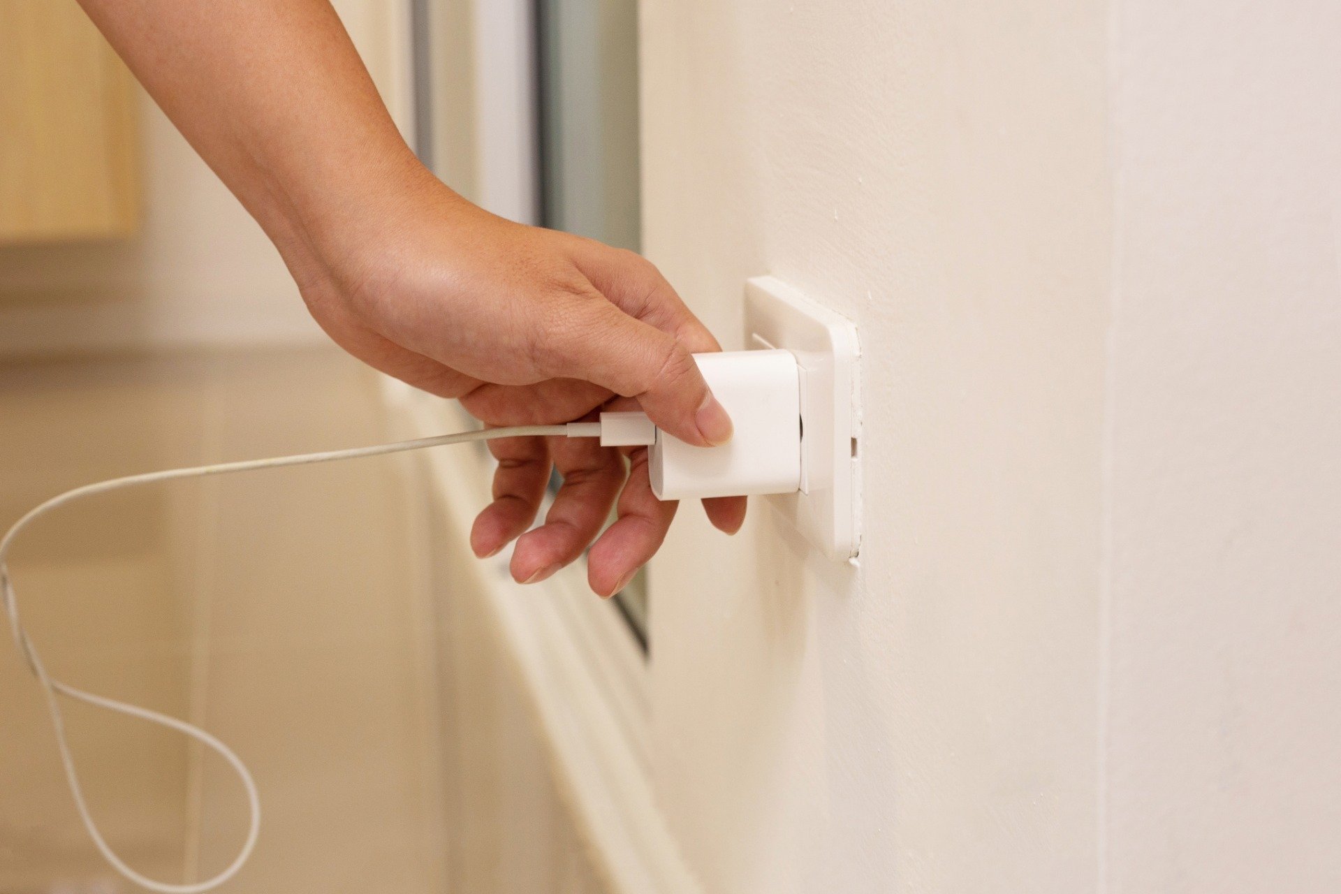 Chargeur branché avec indicateur de consommation d'énergie