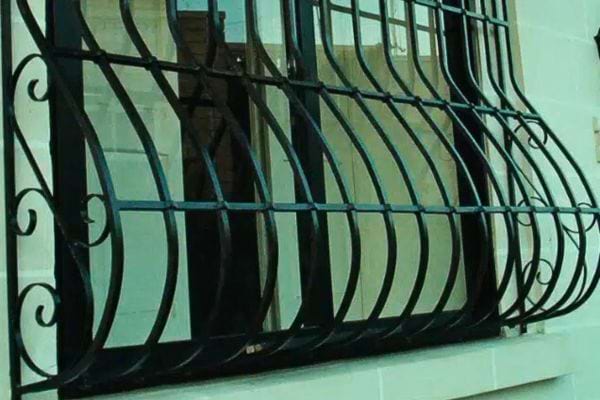 Grille bombée utilisée comme support de plantes