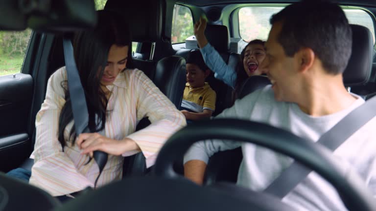 Famille souriante dans une voiture