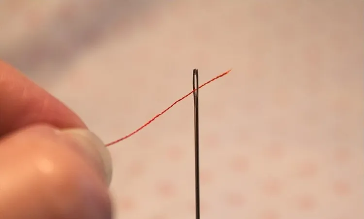 Accessoires de couture disposés sur une table