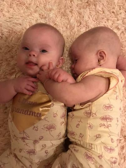 Les deux sœurs, Lily et Chloé, échangent un regard complice lors d’une séance photo