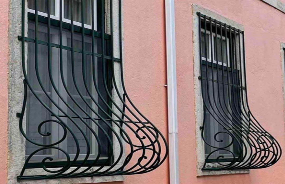 Enfant regardant à travers une grille bombée