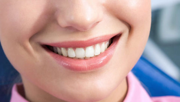 Illustration de l'oil pulling avec de l'huile de coco