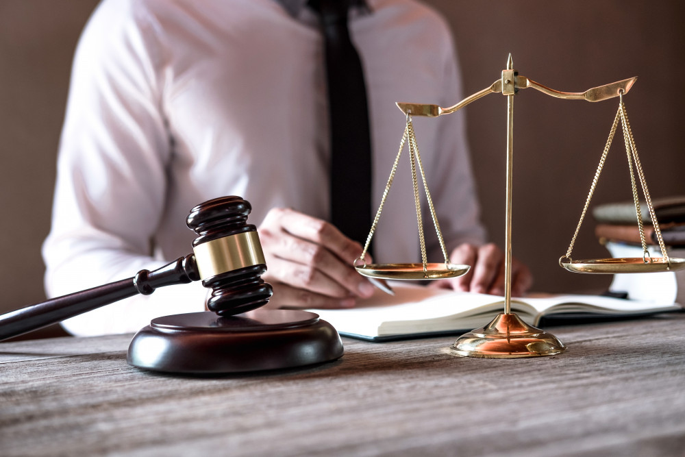 Femme prenant des décisions stratégiques