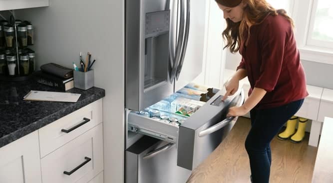 Cuisine moderne avec cuisinière équipée d'un tiroir chauffant