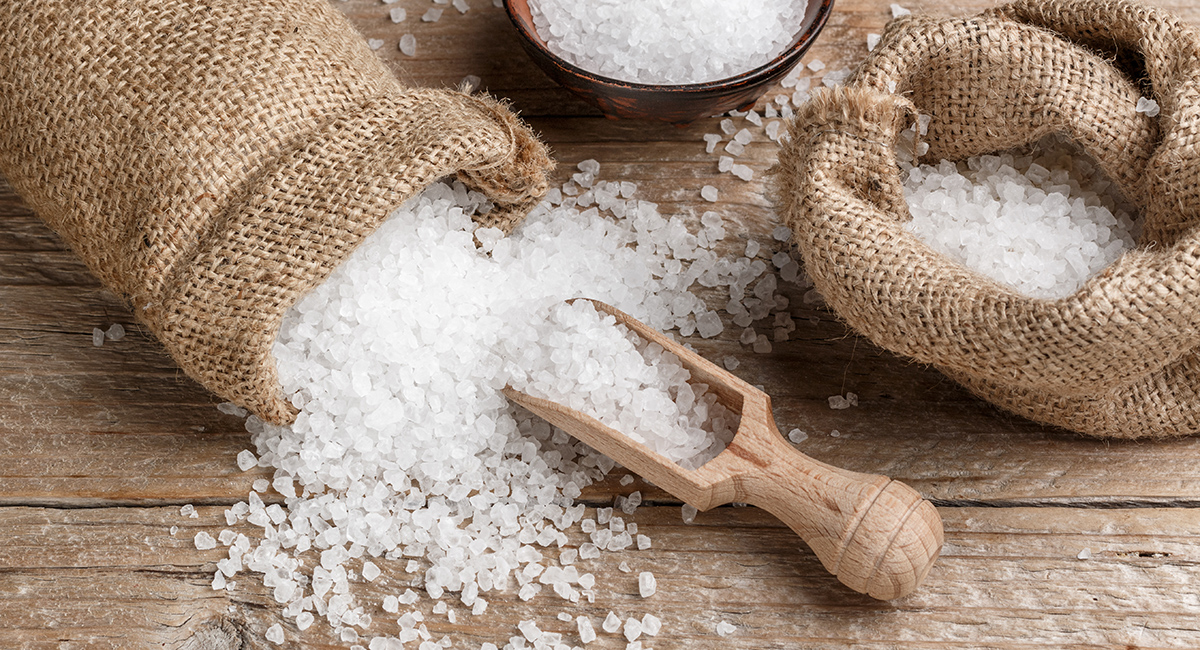Gros sel dans un bol en céramique