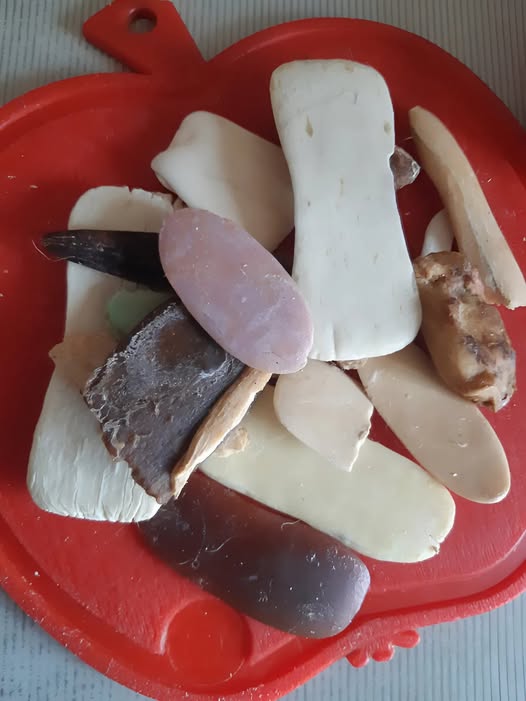 Savon râpé près d'un vêtement blanc